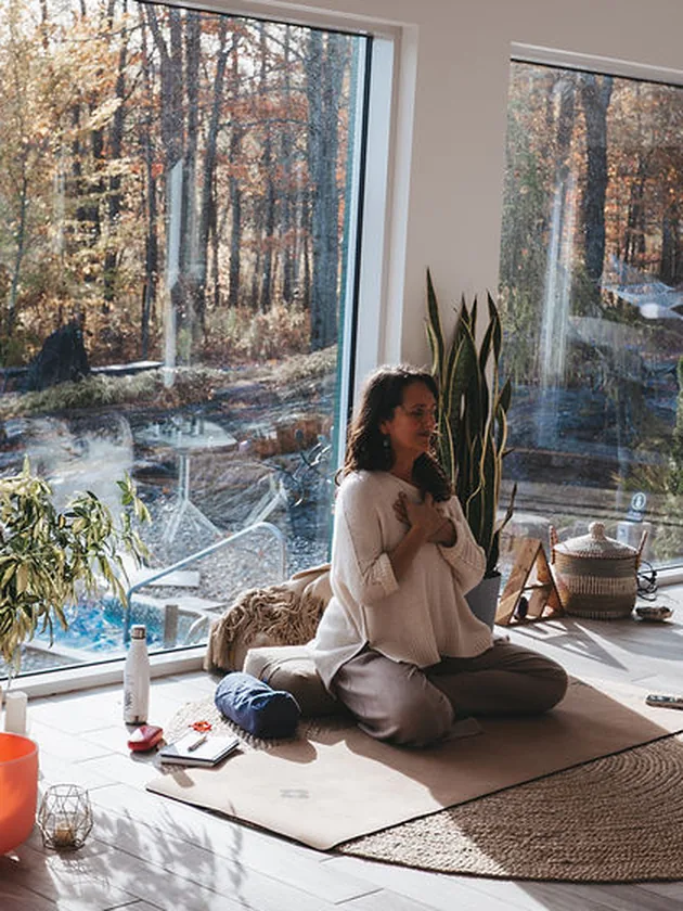 Salle de pratique face à la forêt d'automne