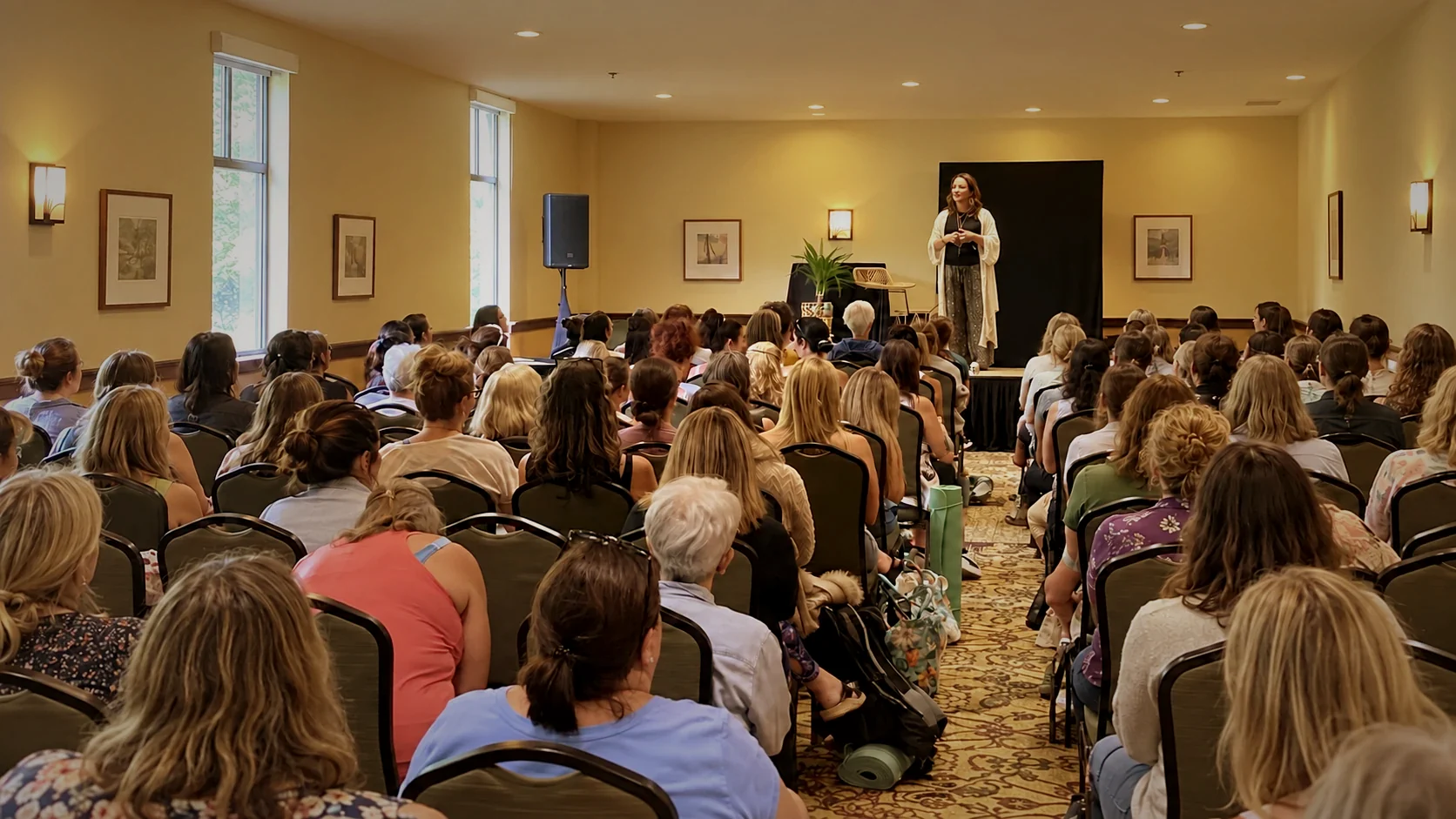 Krystine St-Laurent en conférence devant une salle pleine, à Mont-Tremblant